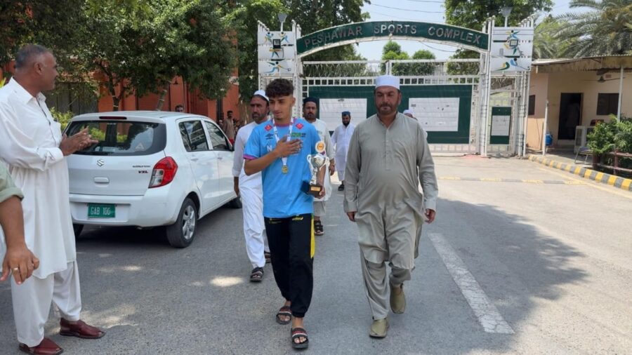 ناروے فٹ بال کپ جیتنے والی ٹیم کے رکن محمد انیس پشاور پہنچ گئے